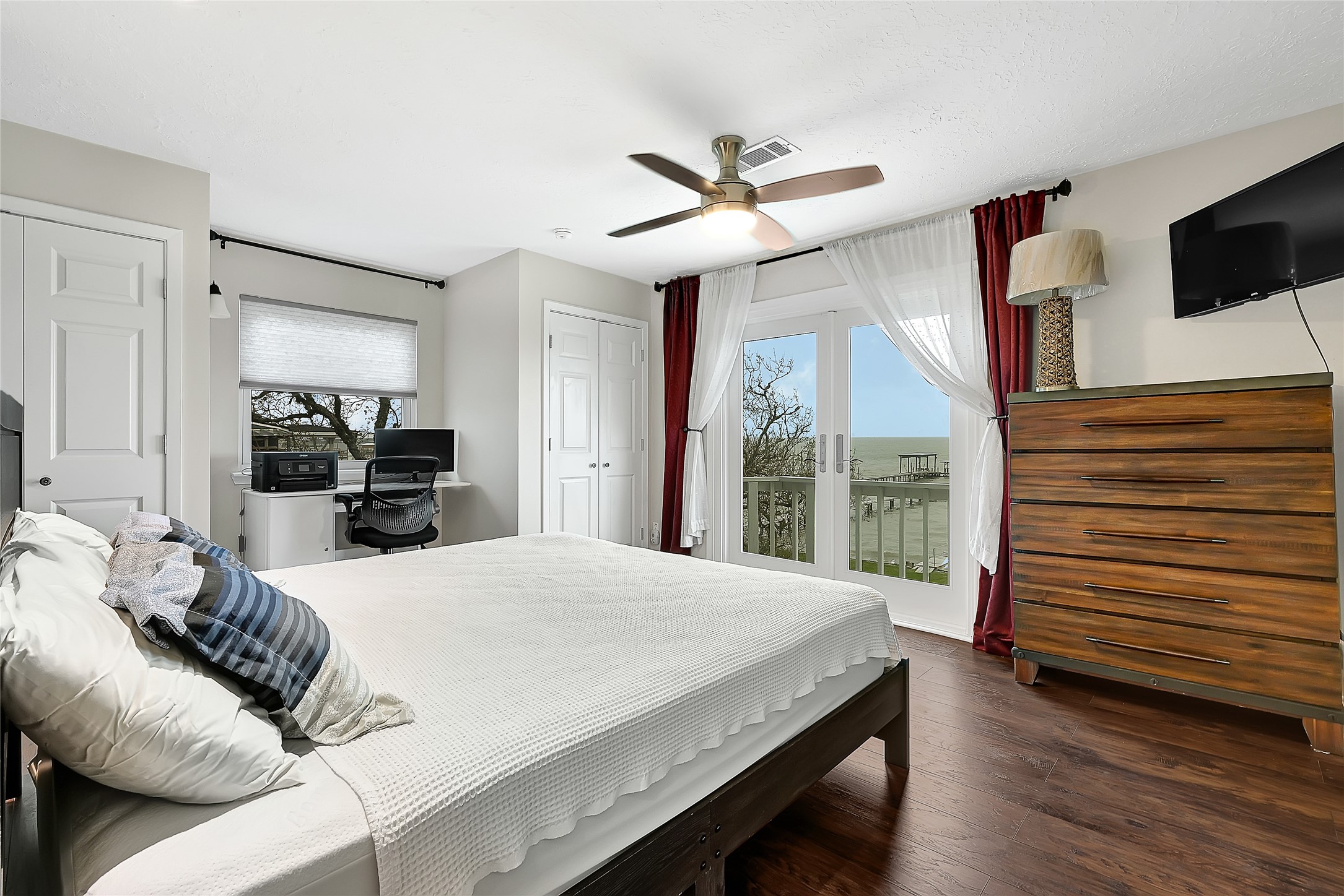 1547 John Street Dickinson, TX 77539 - Photo 14 of 36 Master bedroom