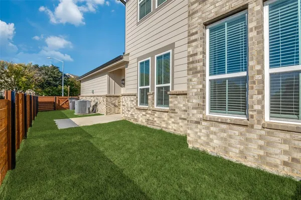a view of back yard of the house