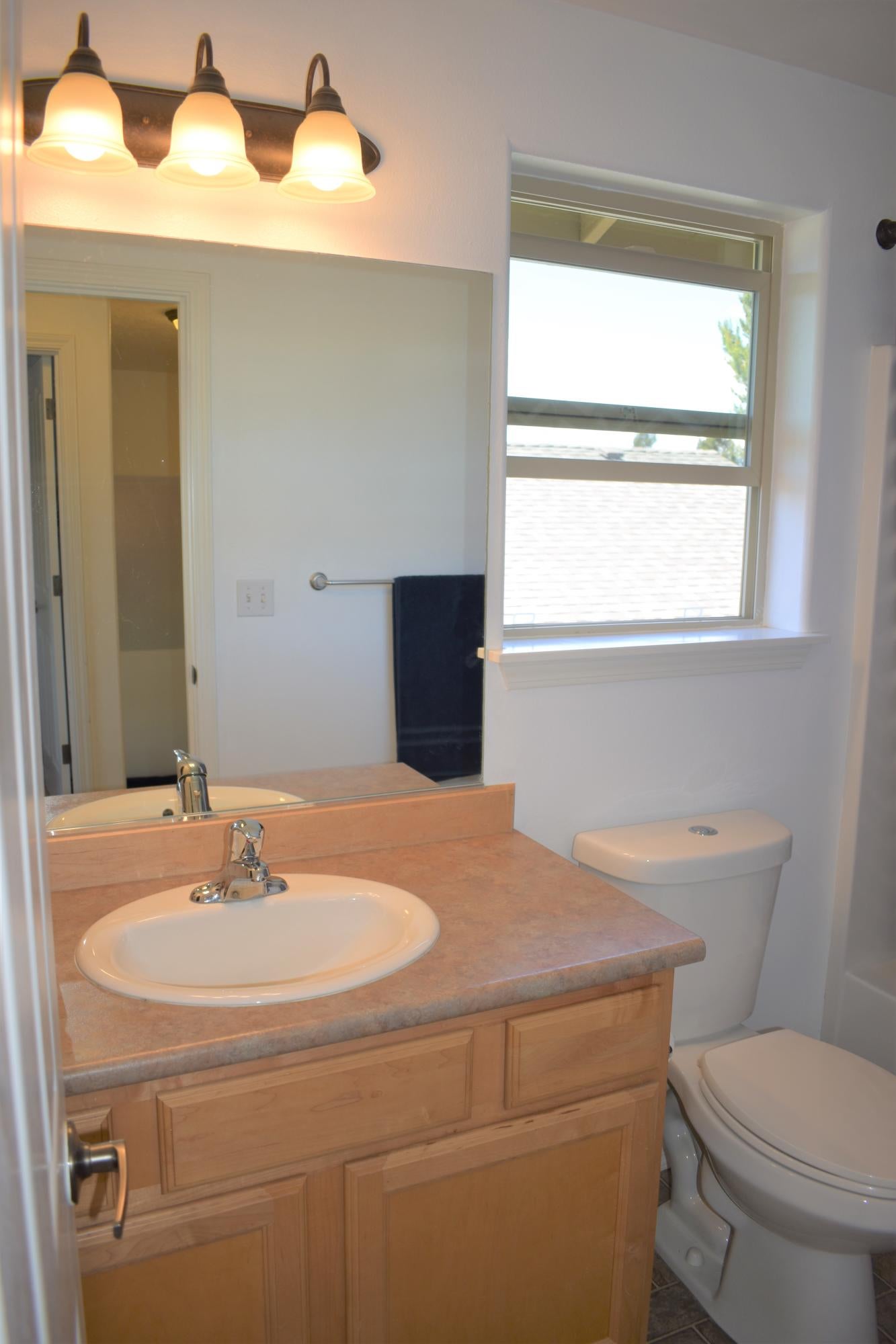 16464 Riley Drive La Pine, OR 97739 - Photo 35 of 43 Guest Bath