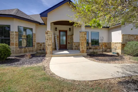 $838,000 | 750 Cambridge Drive, New Braunfels, TX 78132
