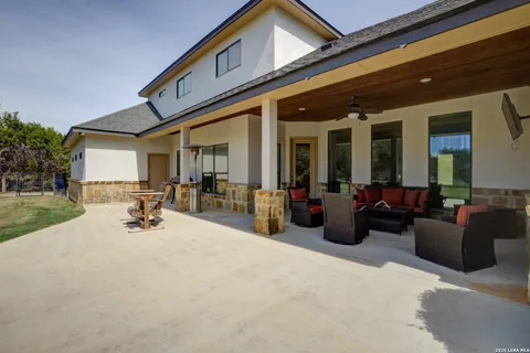 $838,000 | 750 Cambridge Drive, New Braunfels, TX 78132