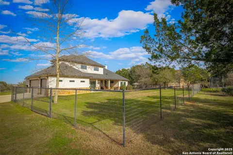 $838,000 | 750 Cambridge Drive, New Braunfels, TX 78132