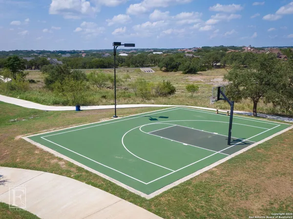 $814,999 | 750 Cambridge Drive, New Braunfels, TX 78132