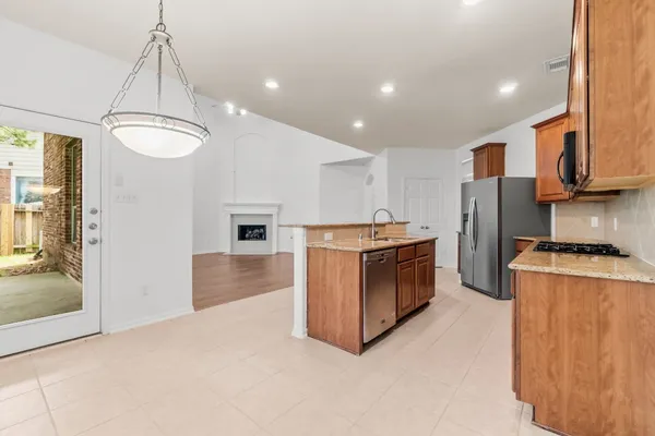 $3,800 | 10 Majolica Place, The Woodlands, TX 77382