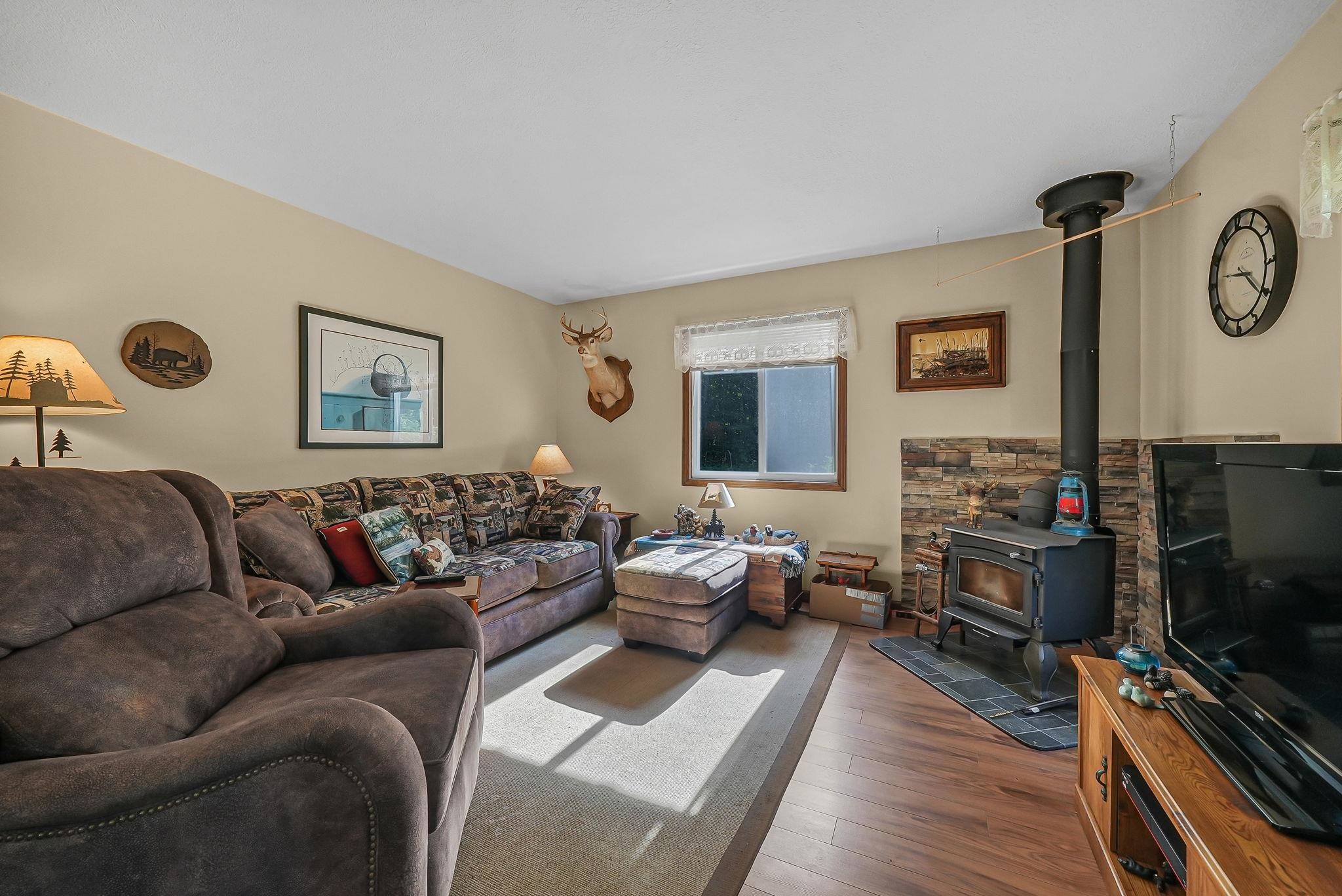 5135 Kast Road Benzonia, MI 49616 - Photo 4 of 45 1947767-f5e9a4f3-75f2-4d28-82de-4643e3eaf95c.JPG