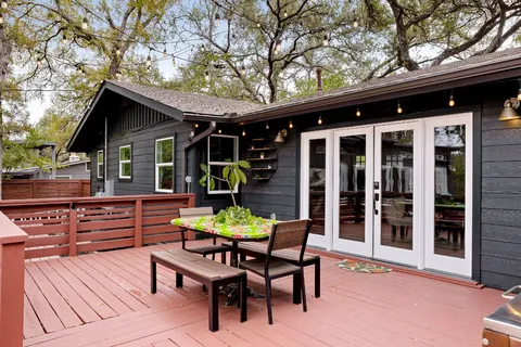 a view of a house with backyard and sitting area