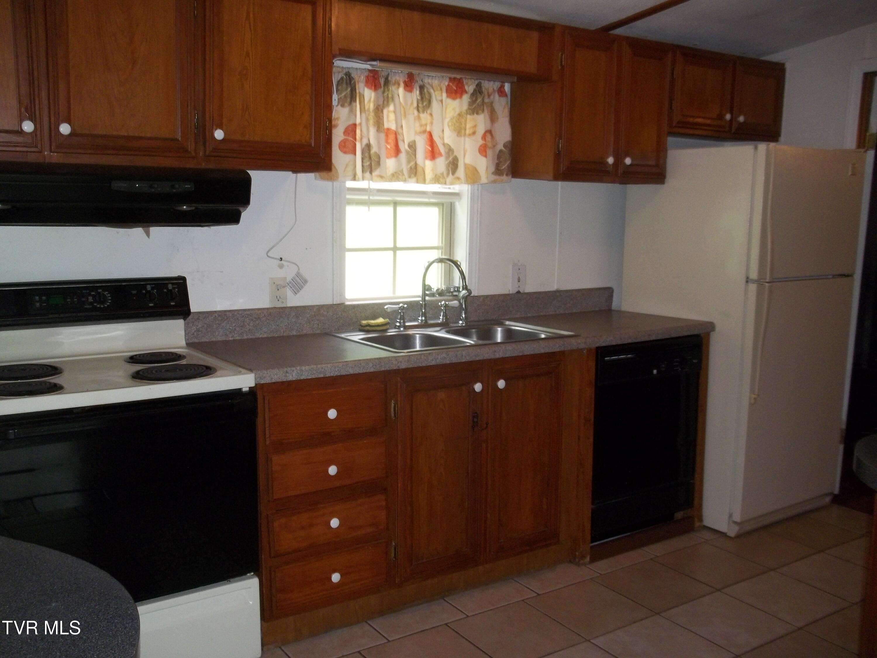 1284 Powder Branch Road Johnson City, TN 37601 - Photo 11 of 34 100_1545