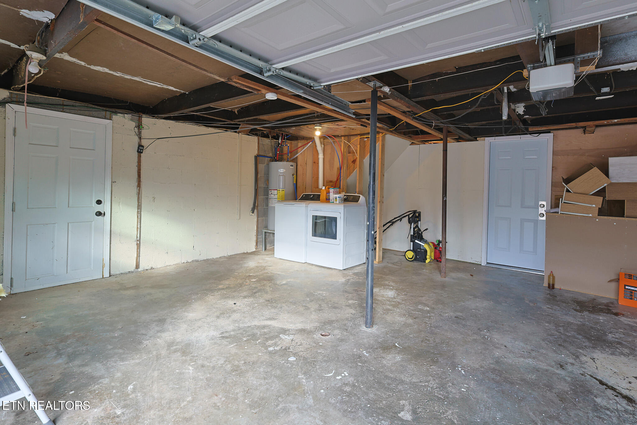 1104 Stony Point Road Knoxville, TN 37914 - Photo 25 of 32 Garage
