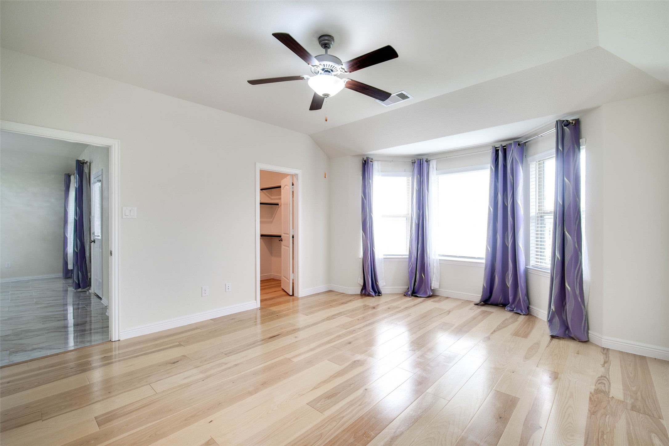 24239 Gold Cheyenne Way Katy, TX 77493 - Photo 26 of 38 an empty room with windows and ceiling fan