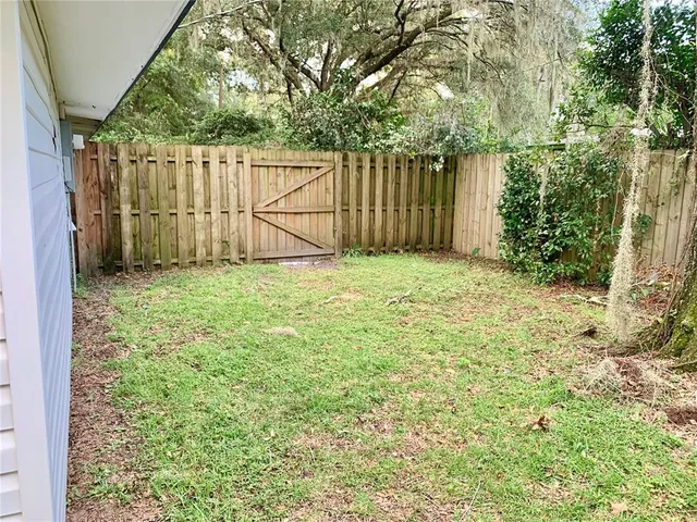 a view of a backyard