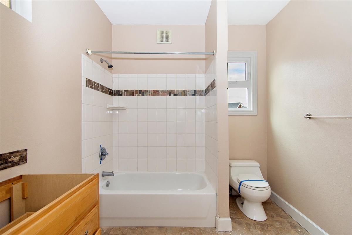 59911 Hop Patch Spring Road Mountain Center, CA 92561 - Photo 6 of 42 a bathroom with a toilet and a bathtub