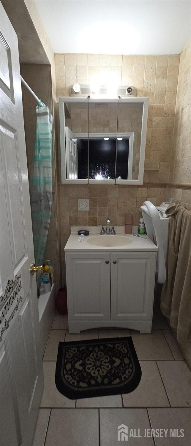 136 Smith Street Elizabeth, NJ 07201 - Photo 31 of 36 a bathroom with a sink a toilet and mirror