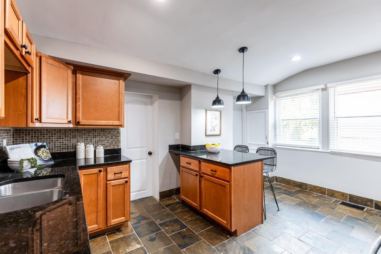 2721 Silverleaf Avenue Cincinnati, OH 45212 - Photo 20 of 37