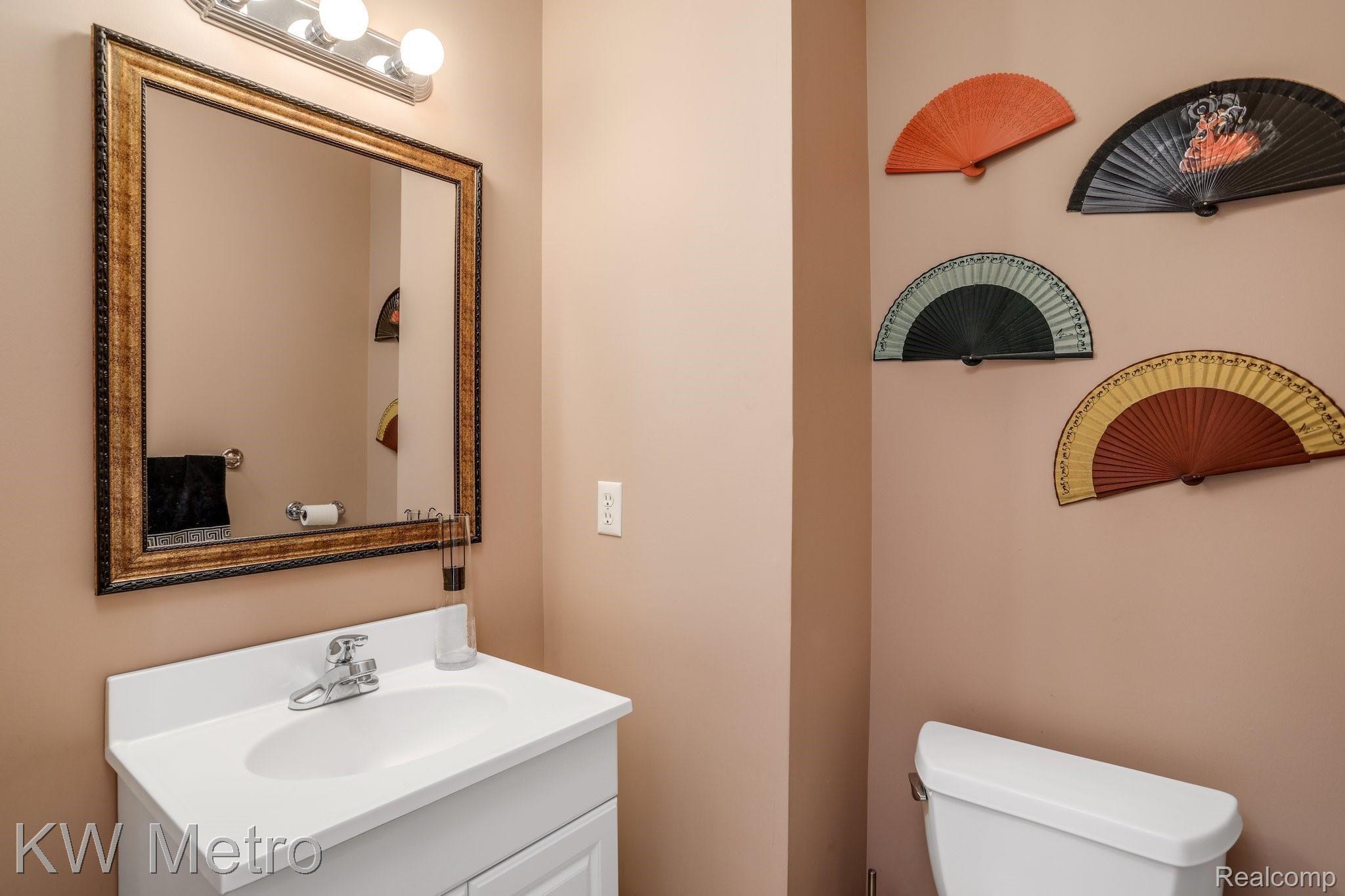 1623 Milverton Road Troy, MI 48083 - Photo 28 of 33 Powder Room.jpg