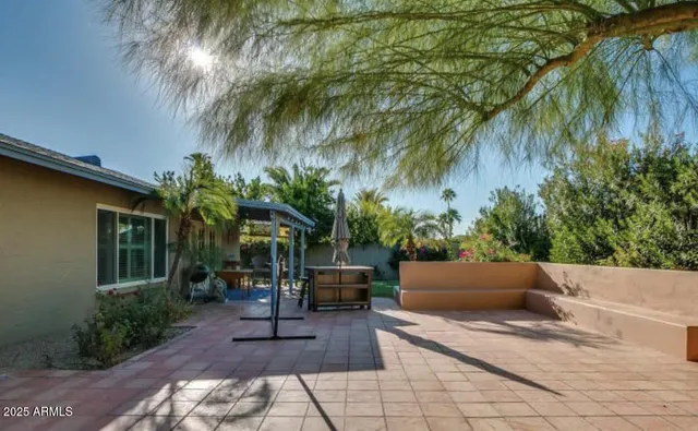 a view of outdoor space yard and porch