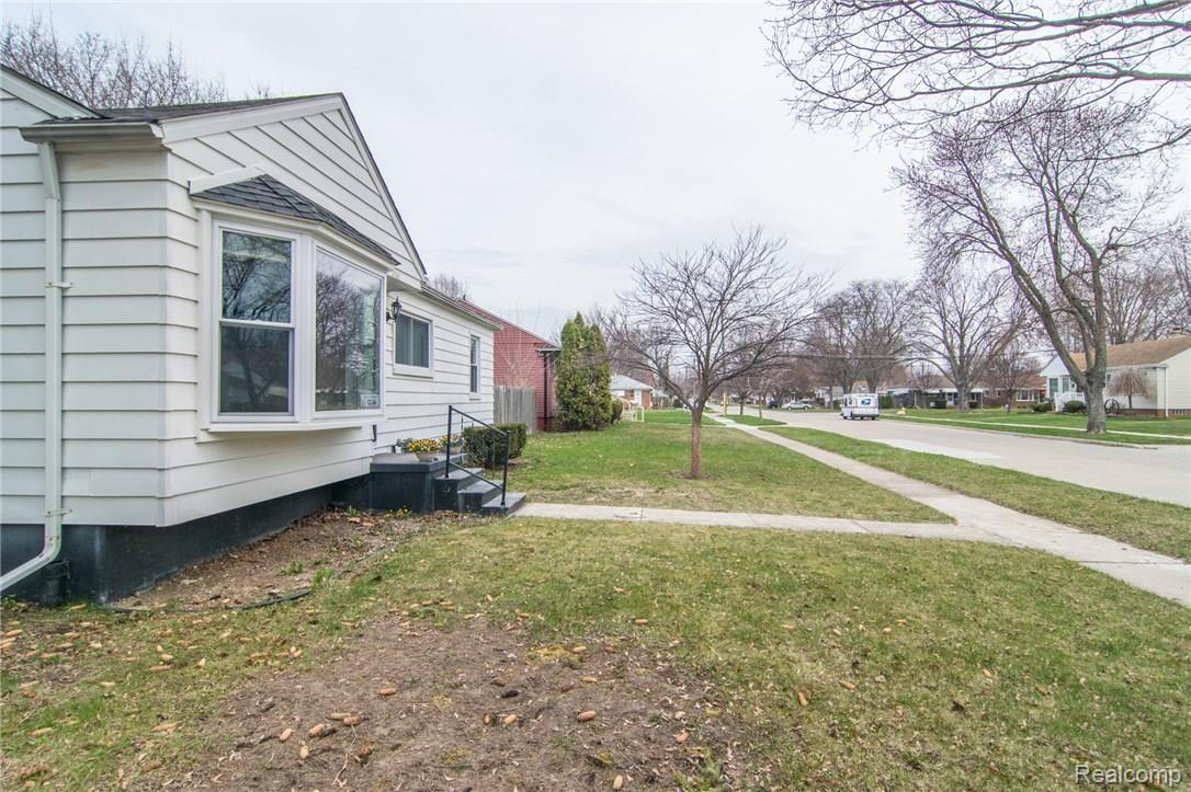 1340 Hampton Road Mount Clemens, MI 48043 - Photo 31 of 39 DSC_1062.jpg