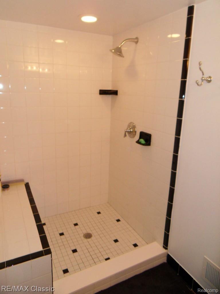 232 Woodside Road Royal Oak, MI 48073 - Photo 64 of 90 SDC15373.jpg