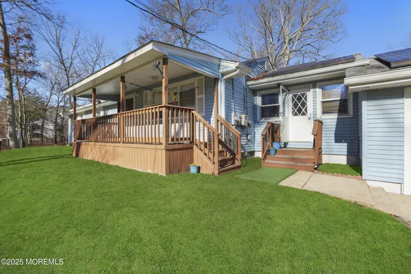 a view of a house with a yard