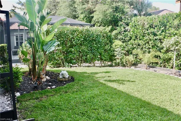 a view of yard with green space