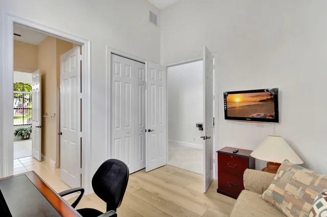 a view of a livingroom with furniture and a ceiling fan