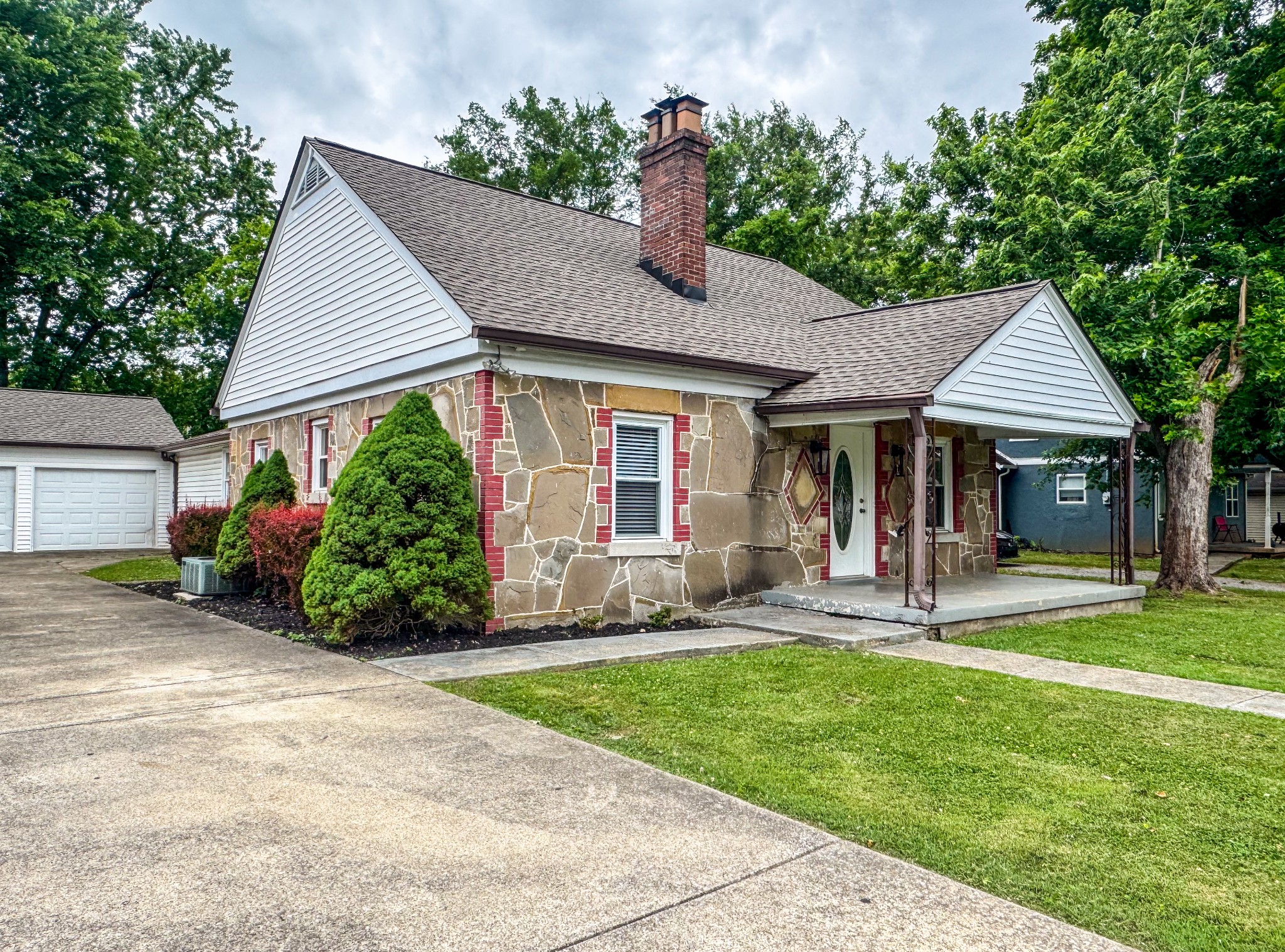828 East Castle Street Murfreesboro, TN 37130 - Photo 4 of 56 a front view of a house with a yard porch and outdoor seating