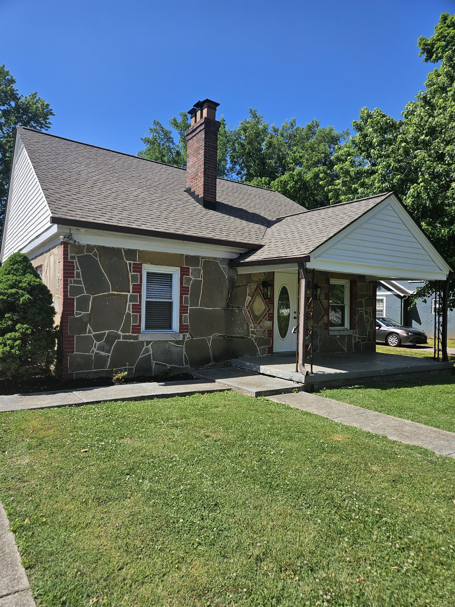 828 East Castle Street Murfreesboro, TN 37130 - Photo 6 of 56 a front view of a house with a garden and yard