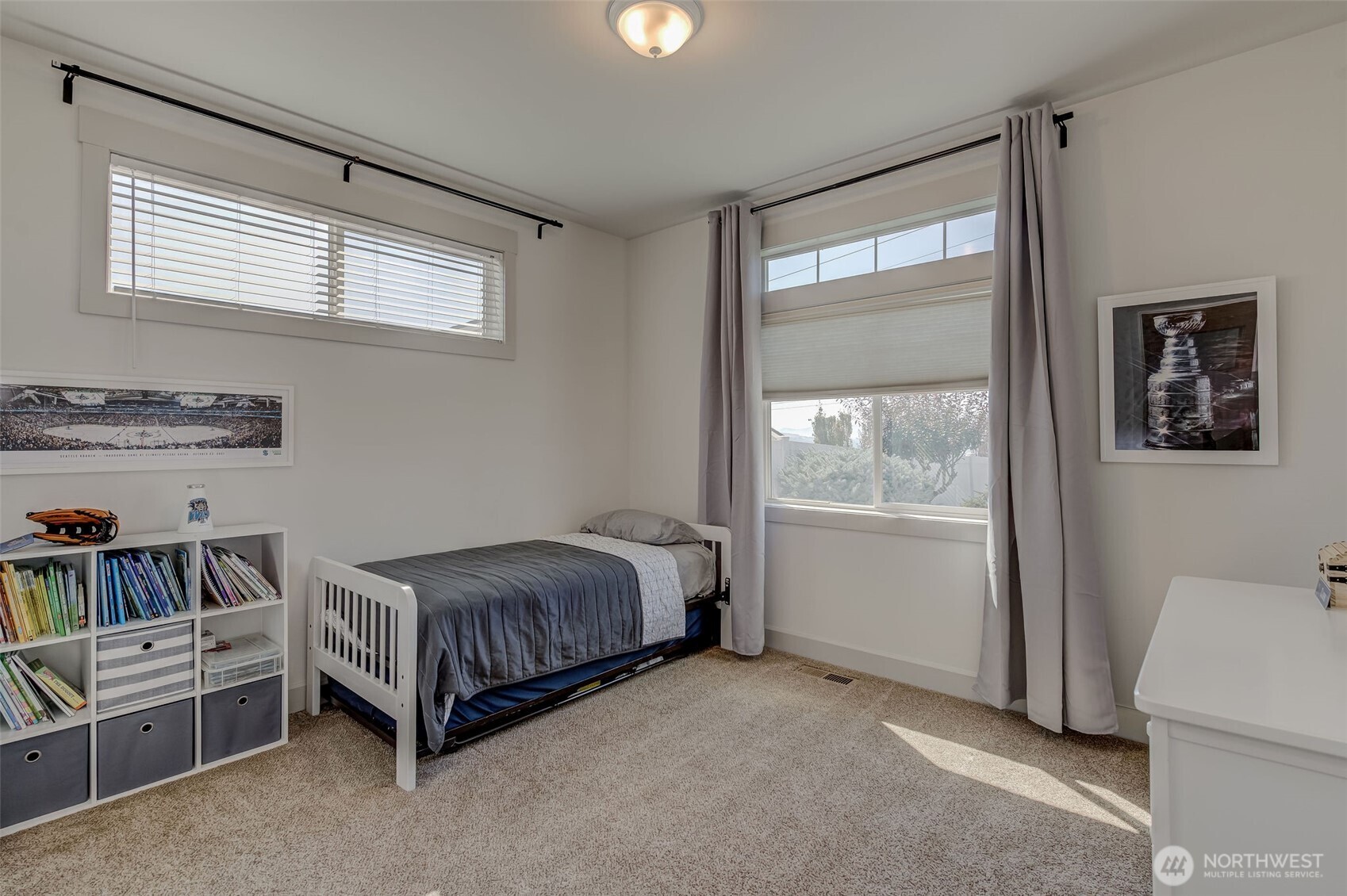 826 Autumn Crest Drive Wenatchee, WA 98801 - Photo 19 of 38 a living room with a bed and a window
