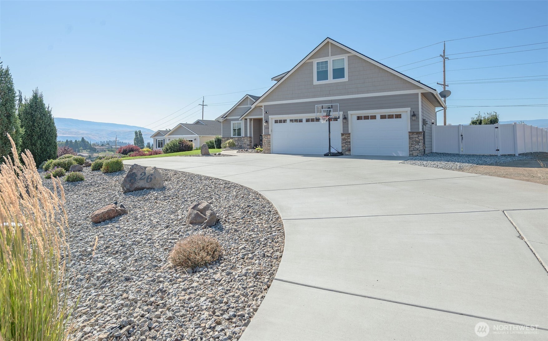 826 Autumn Crest Drive Wenatchee, WA 98801 - Photo 2 of 38 a front view of a house with a yard