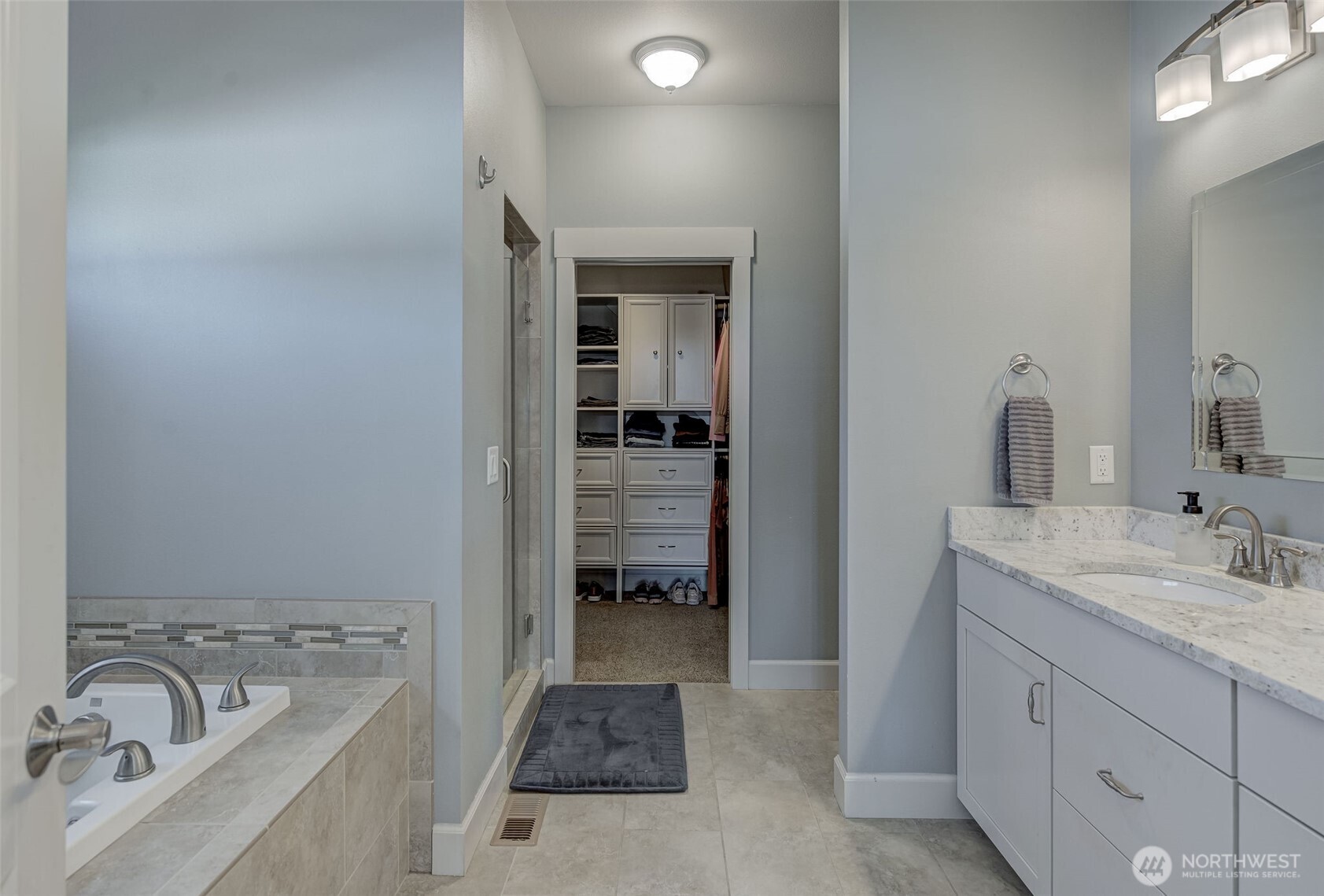 826 Autumn Crest Drive Wenatchee, WA 98801 - Photo 27 of 38 a bathroom with a tub sink and mirror