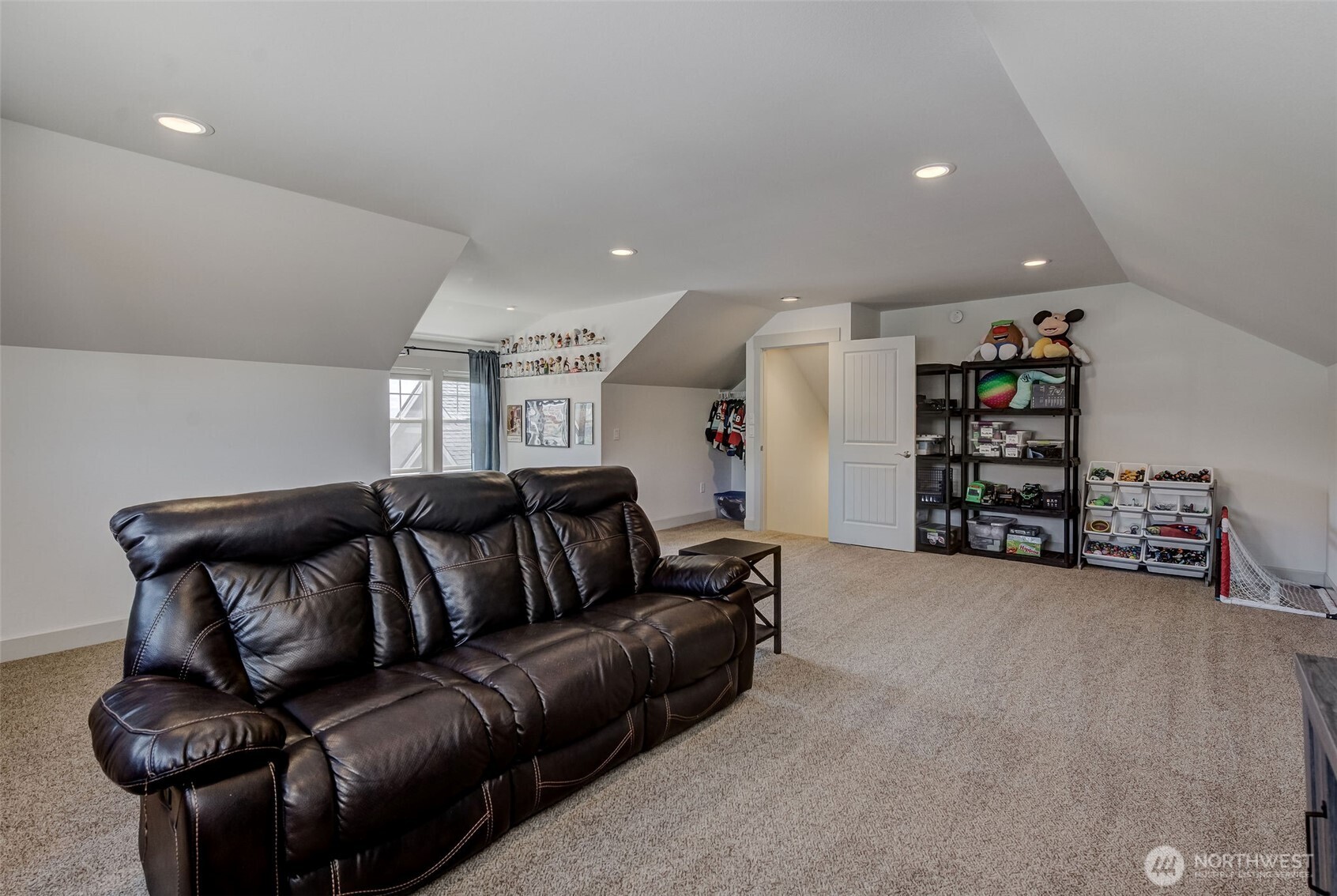 826 Autumn Crest Drive Wenatchee, WA 98801 - Photo 31 of 38 a living room with furniture and a couch