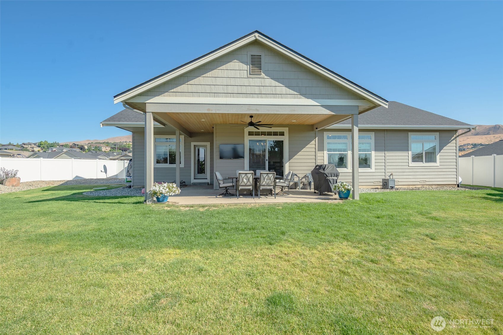 826 Autumn Crest Drive Wenatchee, WA 98801 - Photo 34 of 38 a front view of a house with garden