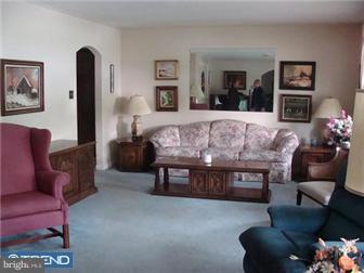 3539 Stoudts Ferry Bridge Road Reading, PA 19605 - Photo 4 of 12 Living Room
