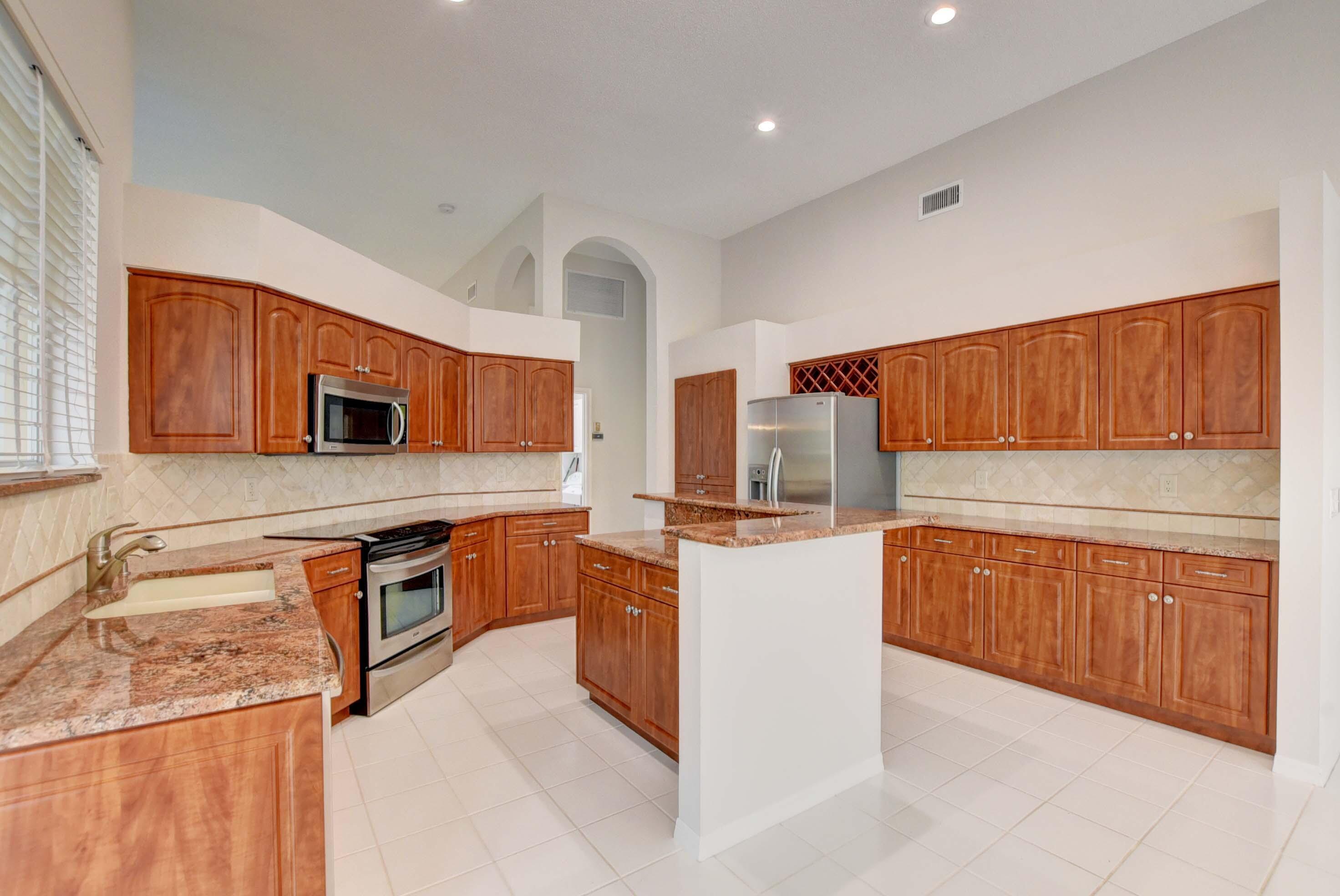 10075 Umberland Place Boca Raton, FL 33428 - Photo 11 of 45 Complete with Island