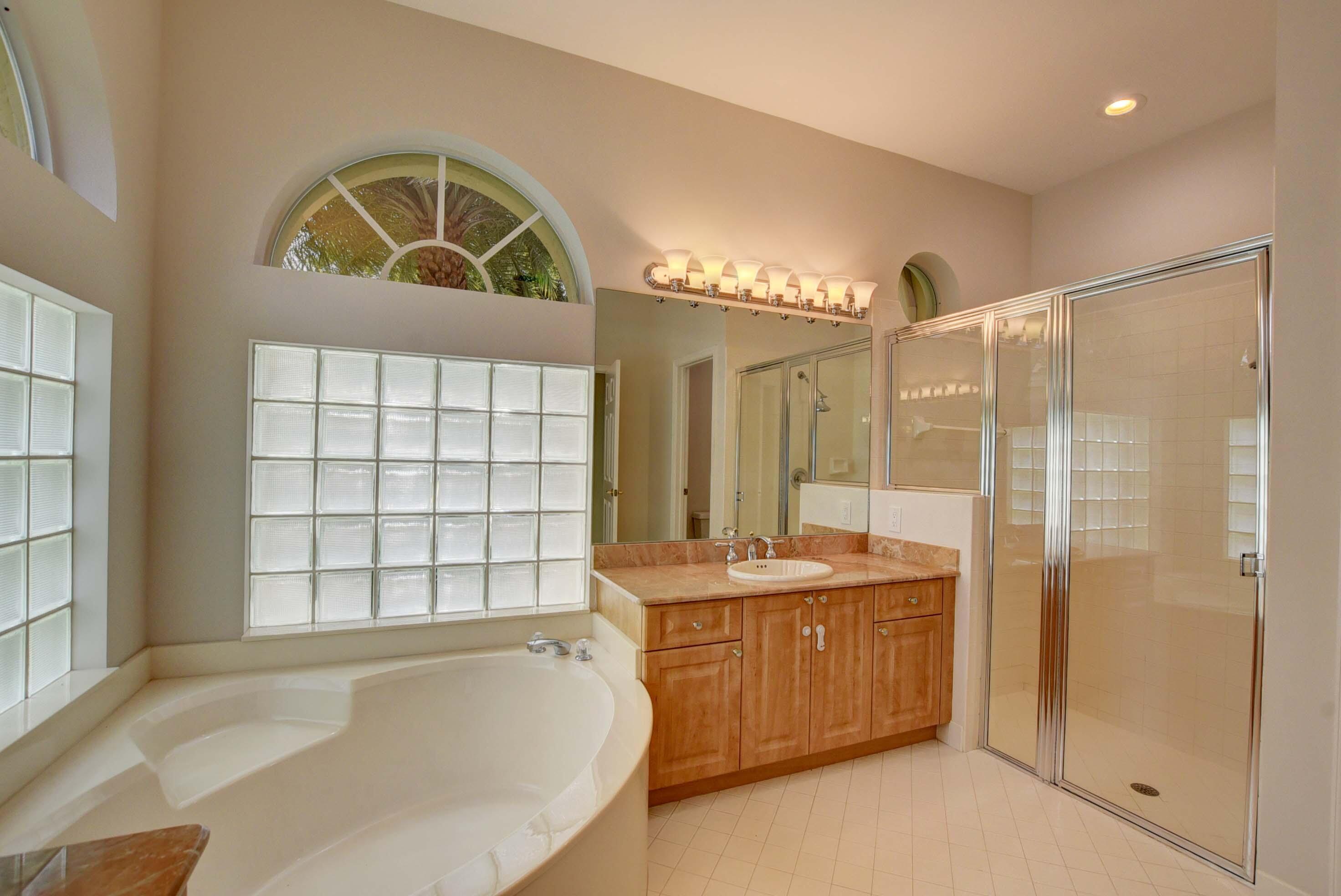 10075 Umberland Place Boca Raton, FL 33428 - Photo 20 of 45 Big Primary Bathroom