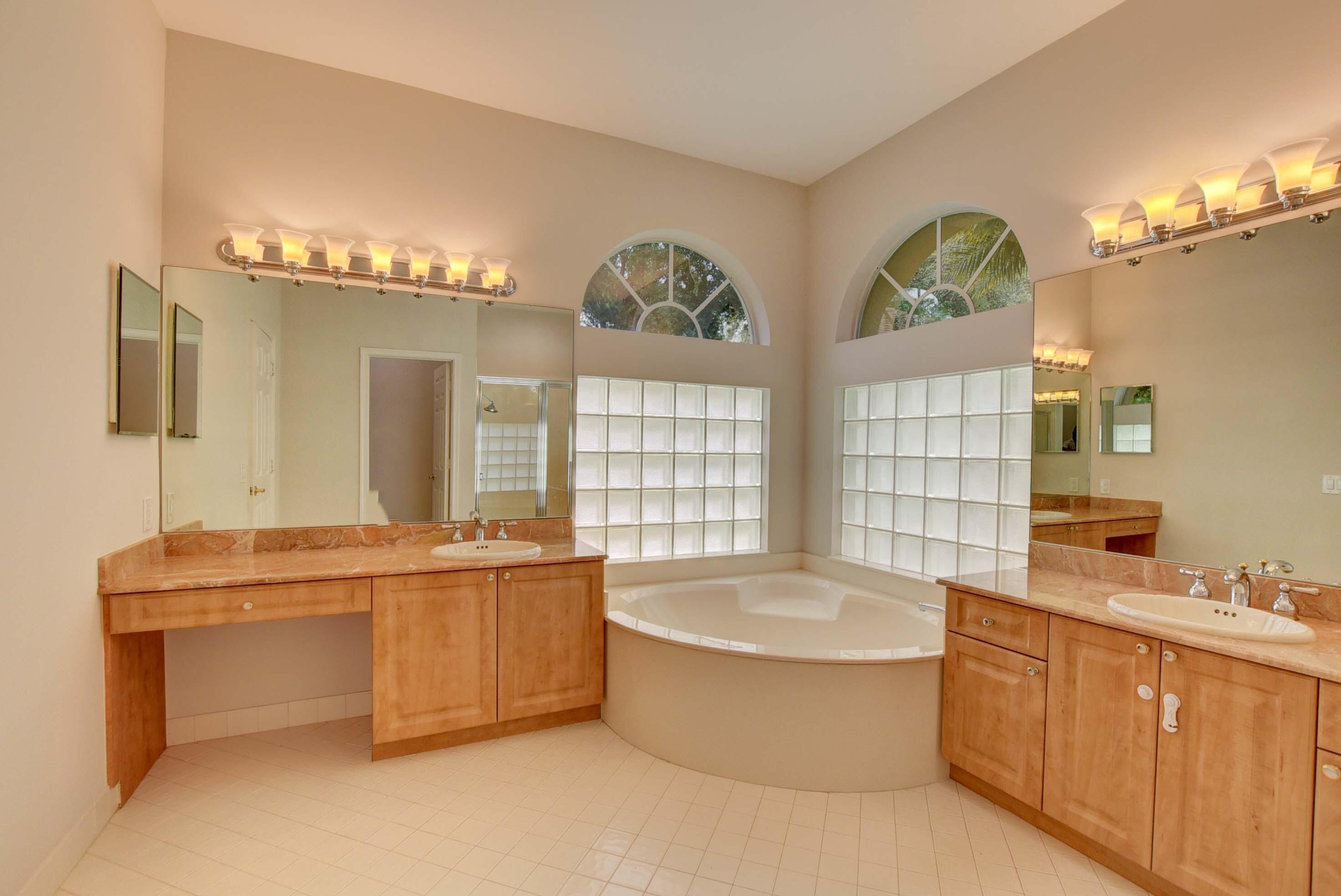 10075 Umberland Place Boca Raton, FL 33428 - Photo 21 of 45 Dual Vanities and Roman Tub