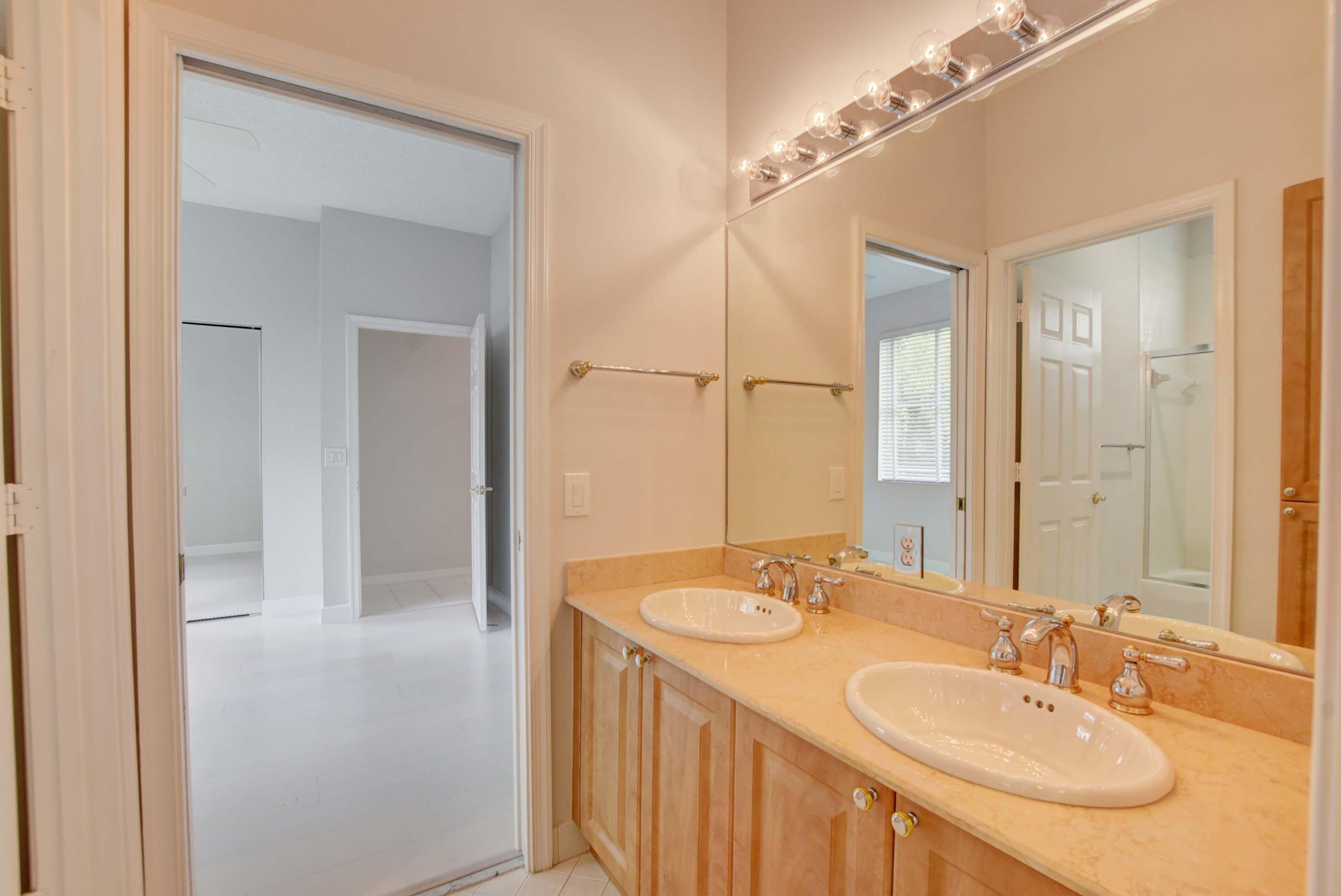 10075 Umberland Place Boca Raton, FL 33428 - Photo 25 of 45 Jack & Jill Bathroom