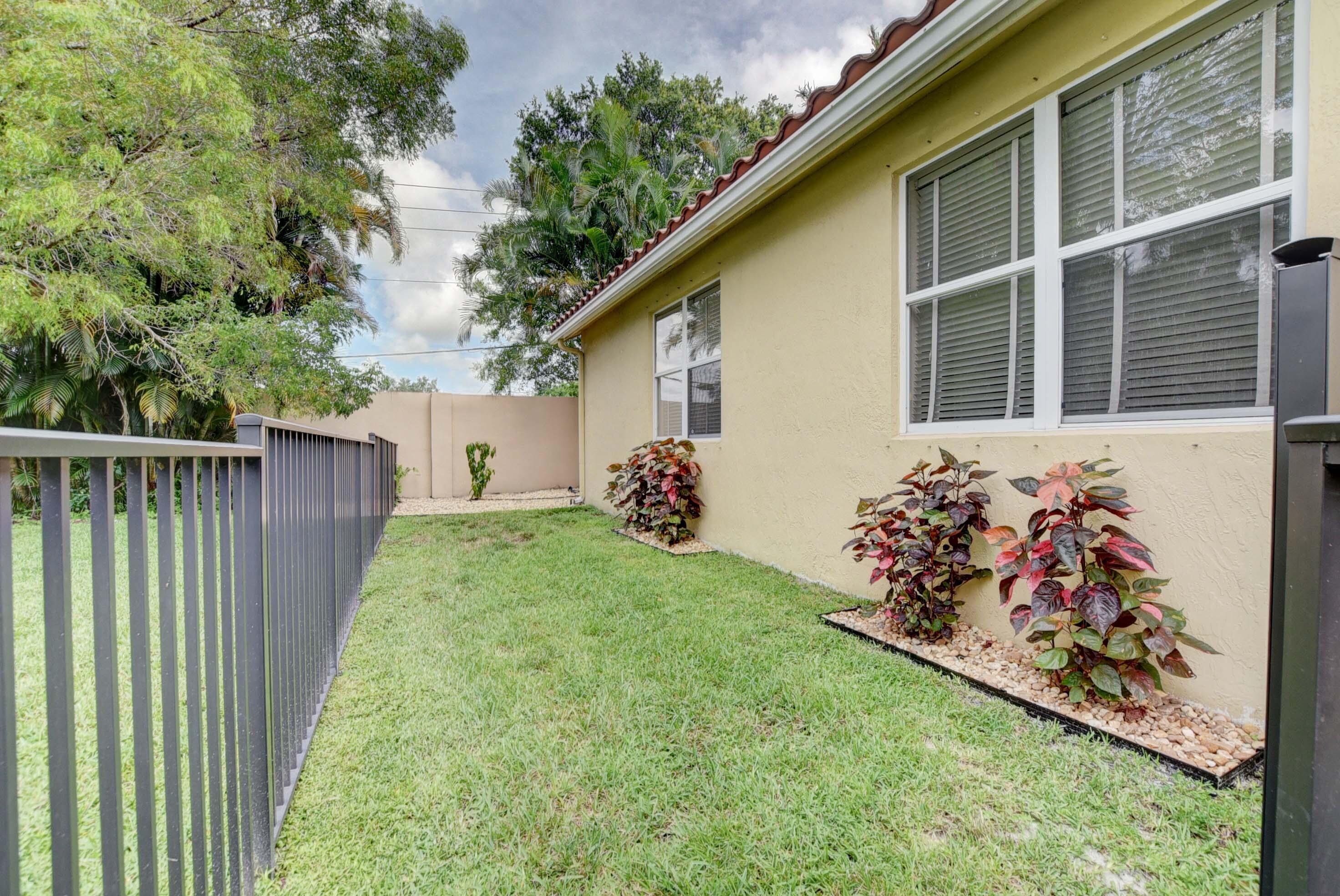 10075 Umberland Place Boca Raton, FL 33428 - Photo 32 of 44 Convenient Grassy Side Yard