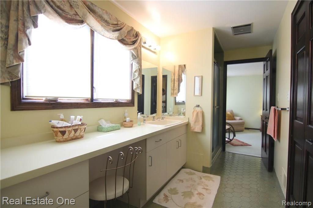 28053 Inkster Road Farmington Hills, MI 48334 - Photo 27 of 46