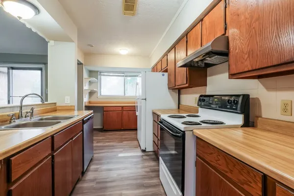 $1,835 | 200 Montrose Circle, Conroe, TX 77301