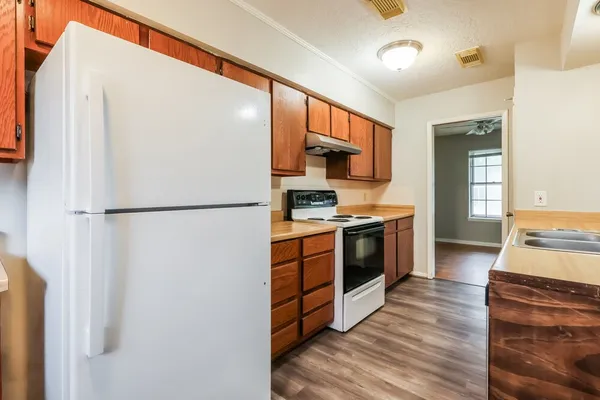 $1,835 | 200 Montrose Circle, Conroe, TX 77301