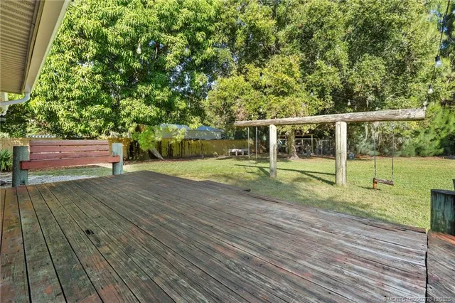 a view of a backyard