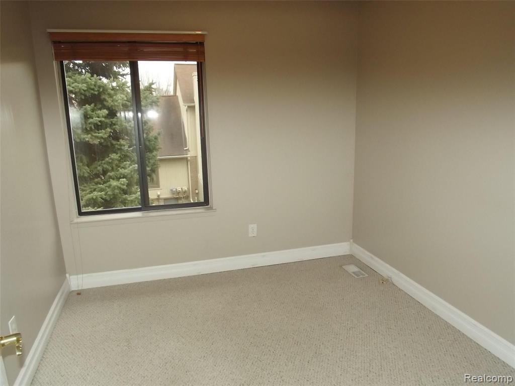 569 Tennyson Rochester Hills, MI 48307 - Photo 15 of 19