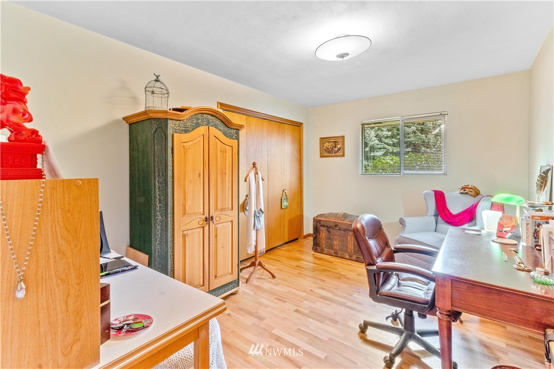 1710 Southwest Gails Avenue Chehalis, WA 98532 - Photo 14 of 24 a workspace with furniture and window