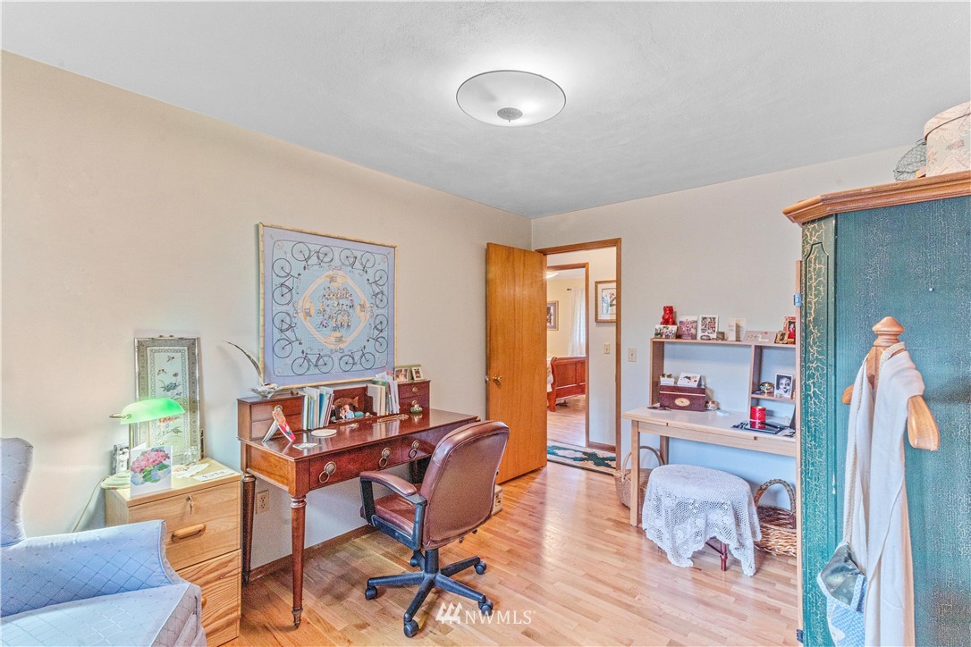 1710 Southwest Gails Avenue Chehalis, WA 98532 - Photo 15 of 24 a living room with furniture and a wooden floor