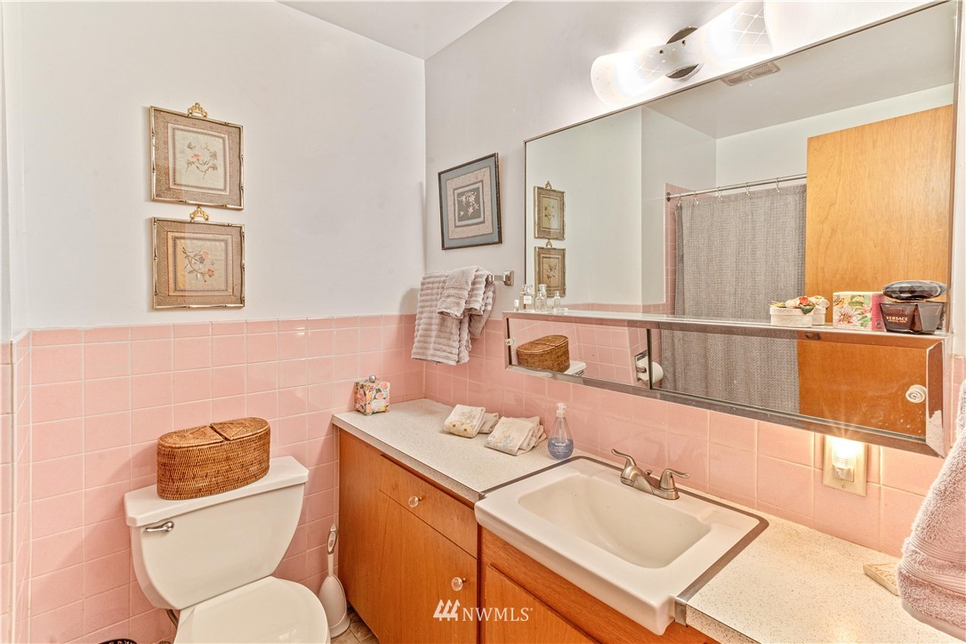 1710 Southwest Gails Avenue Chehalis, WA 98532 - Photo 16 of 24 a bathroom with a sink mirror vanity and toilet