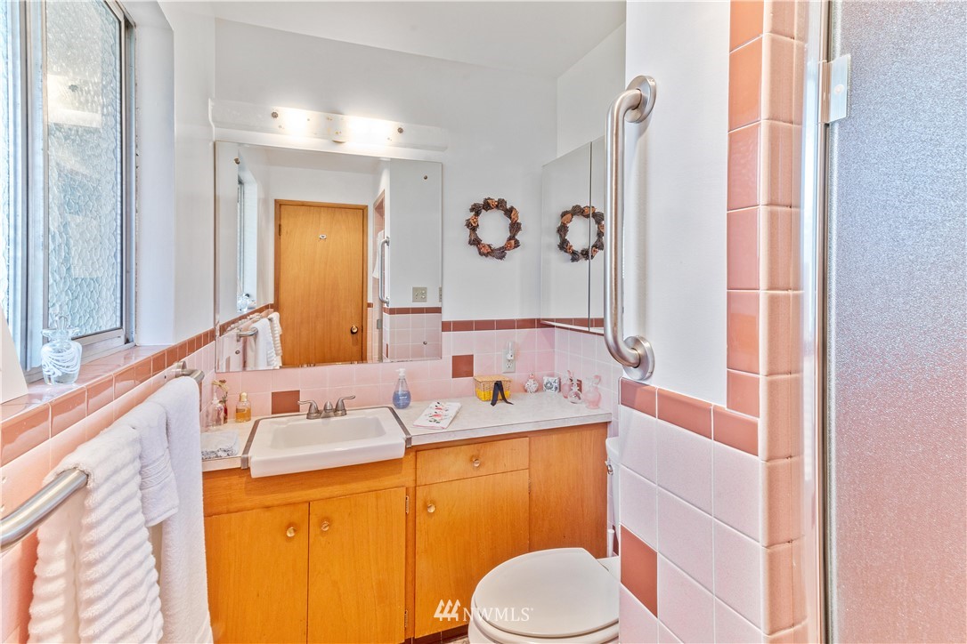 1710 Southwest Gails Avenue Chehalis, WA 98532 - Photo 17 of 24 a bathroom with a sink toilet and shower