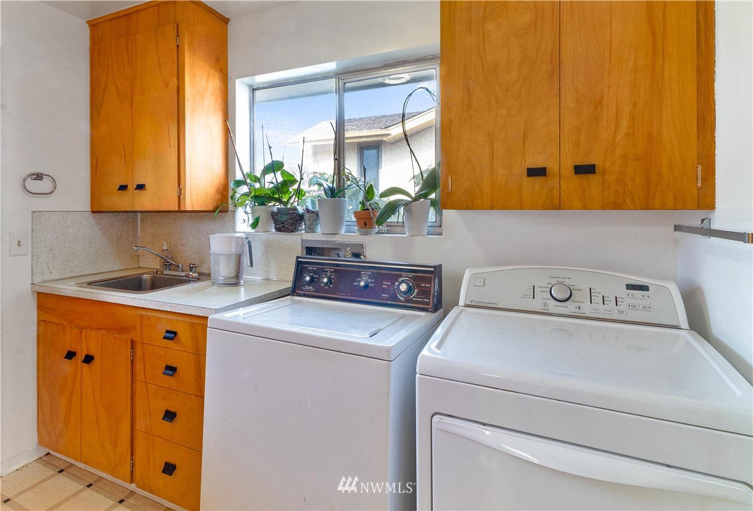1710 Southwest Gails Avenue Chehalis, WA 98532 - Photo 18 of 24 a utility room with dryer and washer