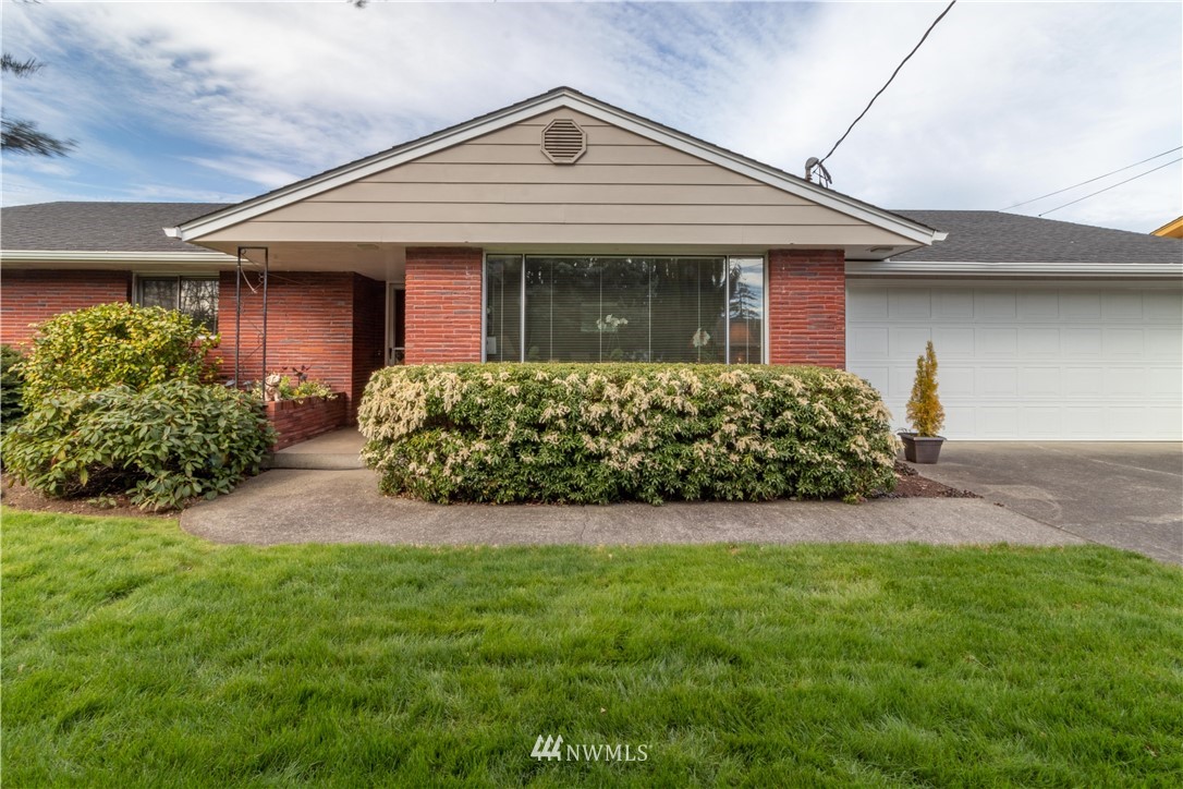 1710 Southwest Gails Avenue Chehalis, WA 98532 - Photo 20 of 24 a front view of a house with garden