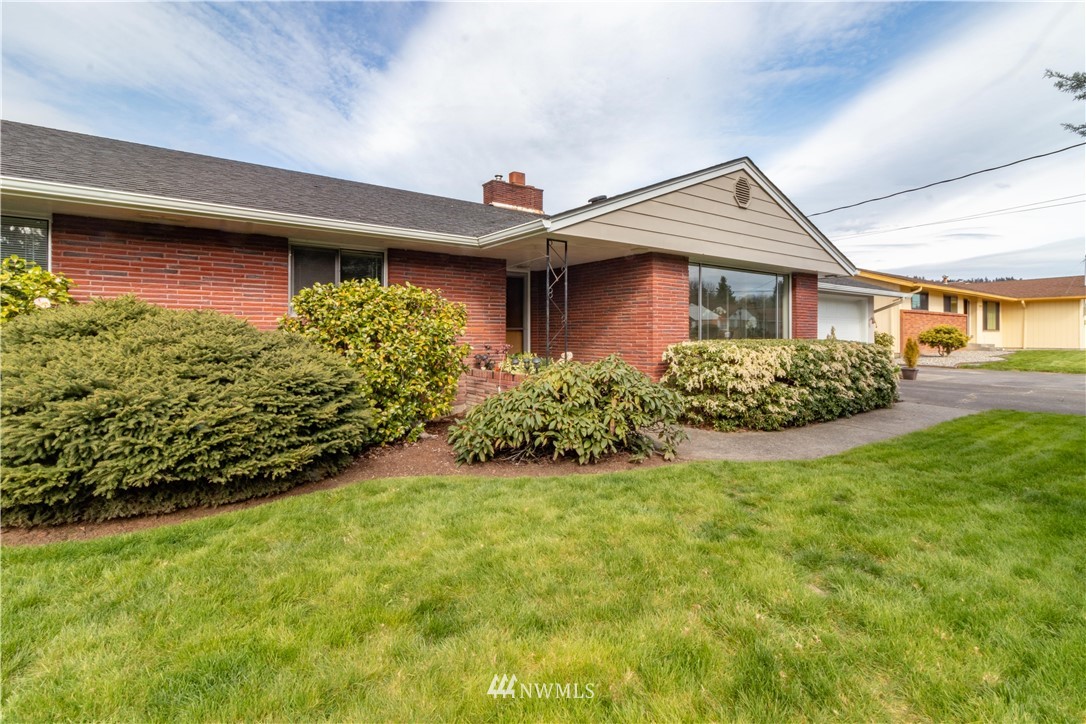 1710 Southwest Gails Avenue Chehalis, WA 98532 - Photo 21 of 24 a front view of a house with garden