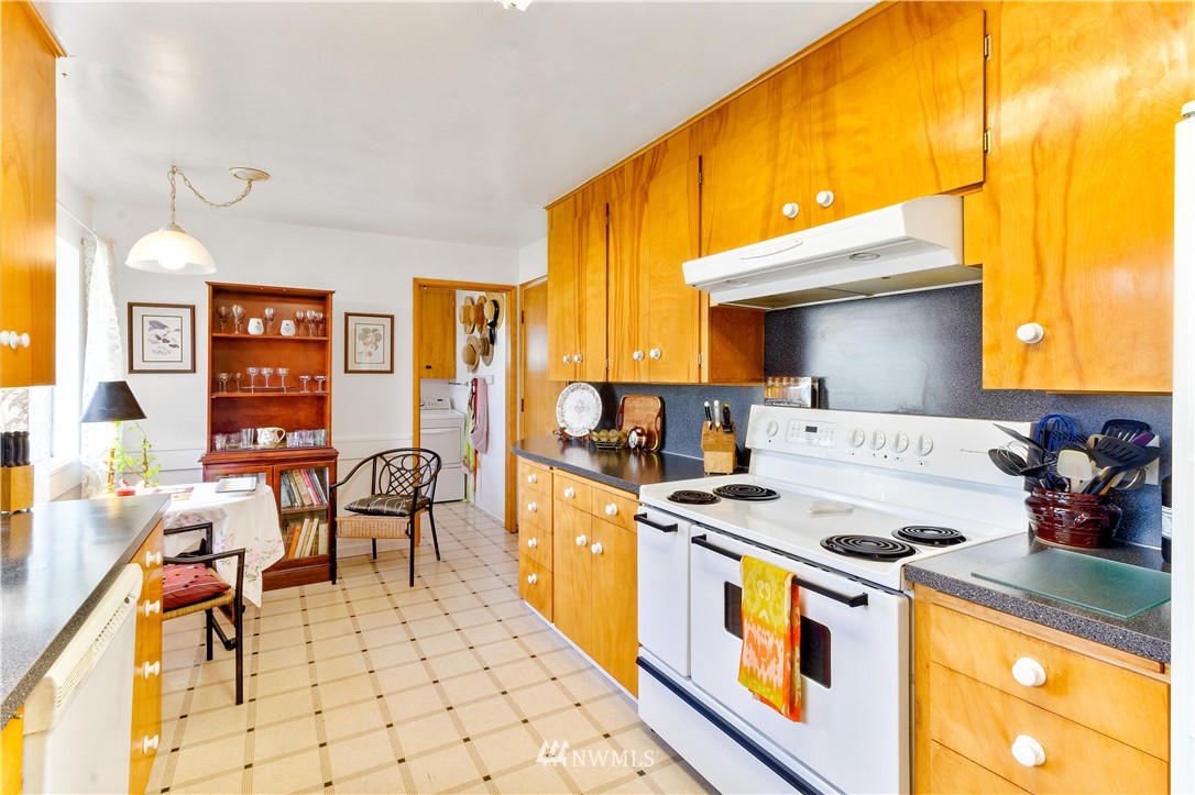 1710 Southwest Gails Avenue Chehalis, WA 98532 - Photo 6 of 24 a kitchen with a stove and a dining table